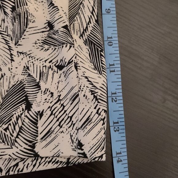 Banana Republic Black & White Leaf Print Dress Shorts 10 - Picture 7 of 15